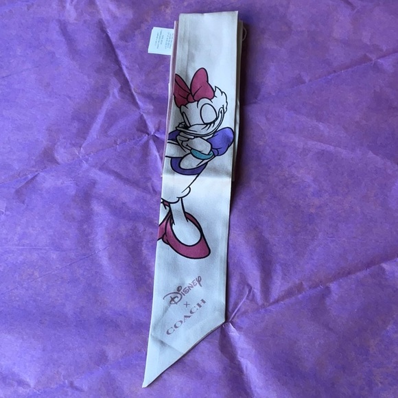 🎀 DISNEY X COACH DAISY DUCK SCARF 🎀 NWT 🎀 - Picture 10 of 16